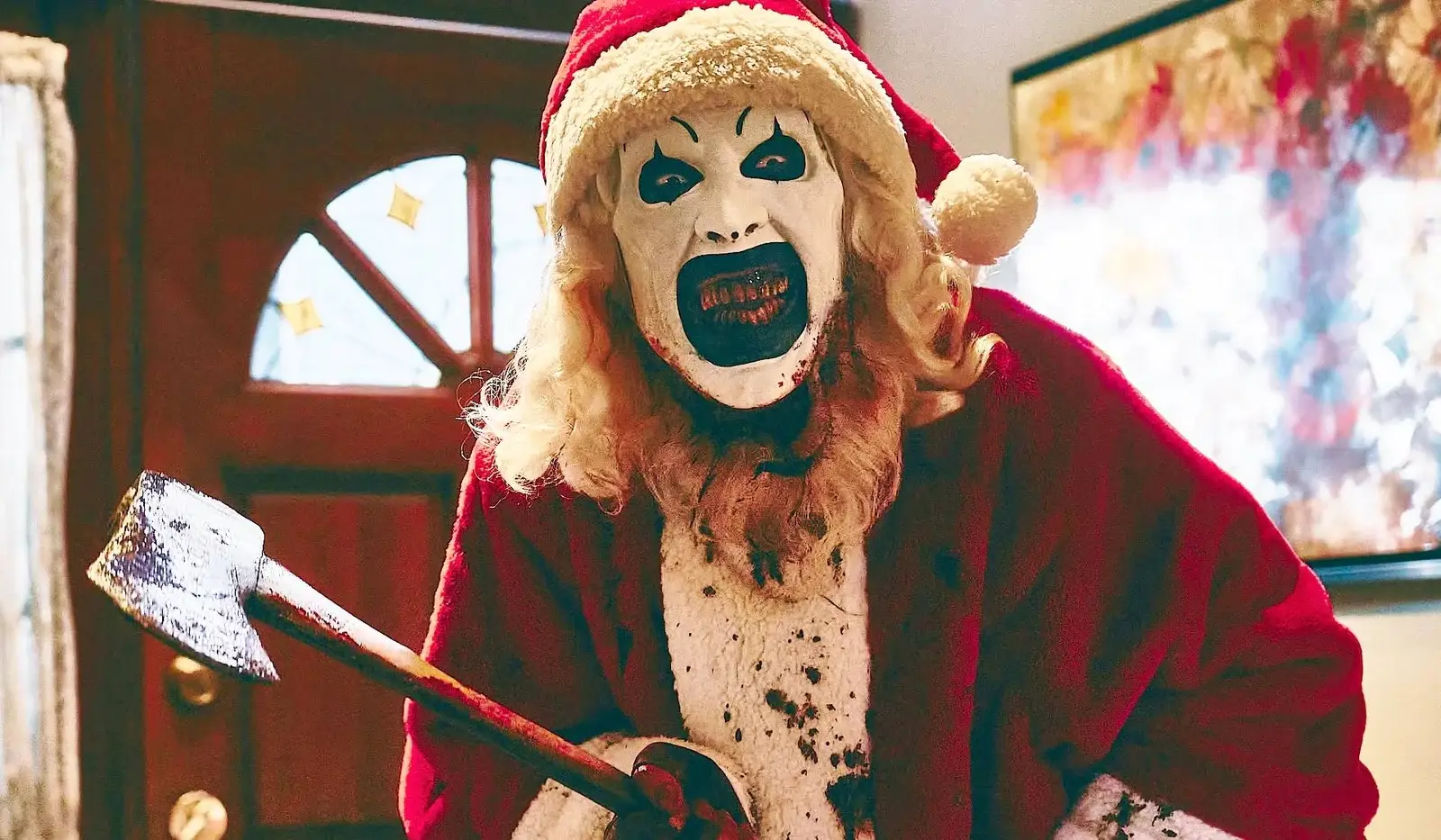payaso sosteniendo un hacha